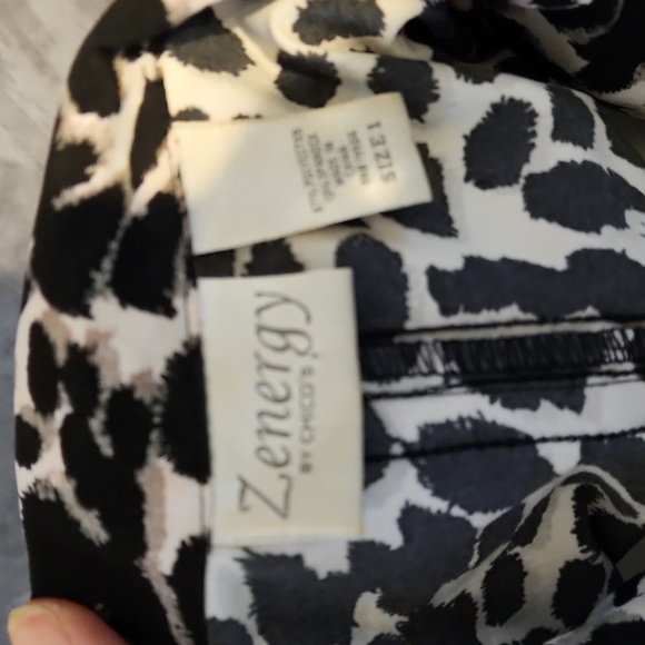 Zenergy by Chico's Black & White Animal Print Zipper Front Jacket Sz 1 - Picture 5 of 6